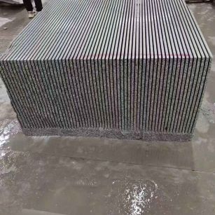 鄂州芝麻白毛板荒料切割